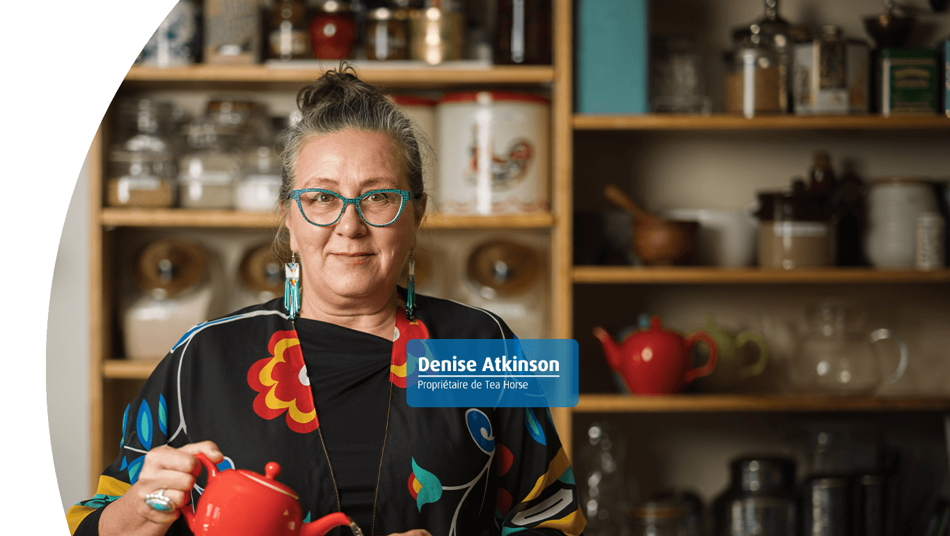 Denis Atkinson, propriétaire de Tea Horse, versant du thé dans une tasse.